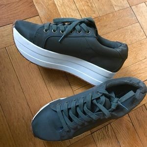 💗Steve Madden olive platform sneakers 👟 ❣️